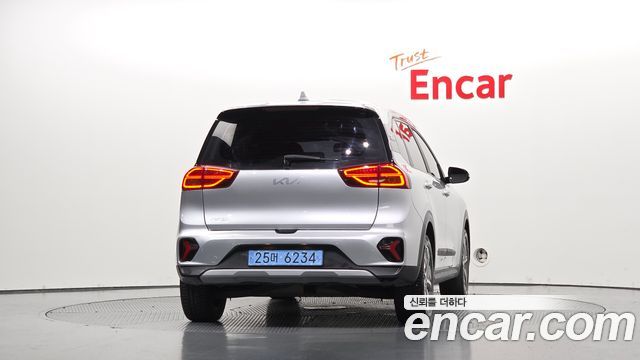 Kia Niro Plus Air 2023 — фото 4