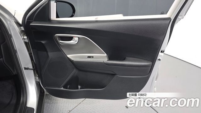 Kia Niro Plus Air 2023 — фото 24