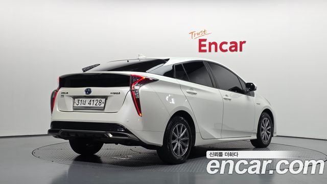 Toyota Prius (IV) 1.8 E 2017 — фото 2