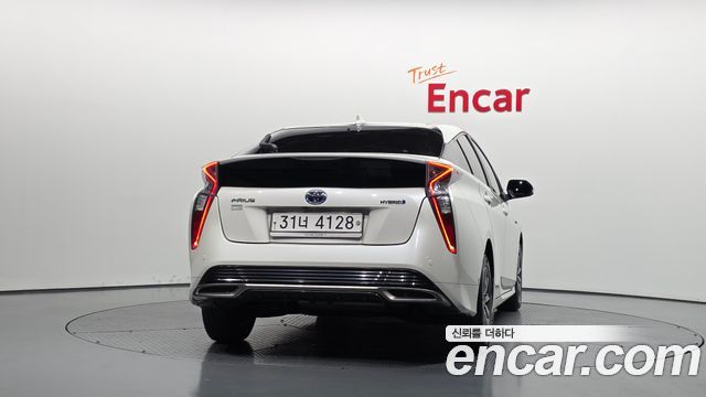 Toyota Prius (IV) 1.8 E 2017 — фото 4