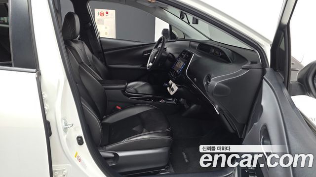 Toyota Prius (IV) 1.8 E 2017 — фото 11