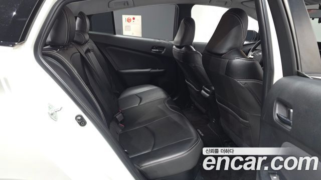 Toyota Prius (IV) 1.8 E 2017 — фото 12