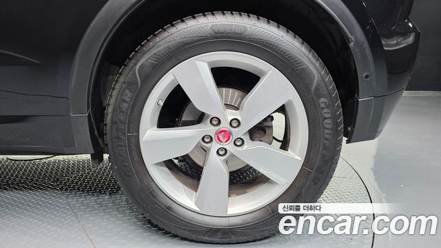 Jaguar E-PACE R250 R-Dynamic SE 2018 — фото 21