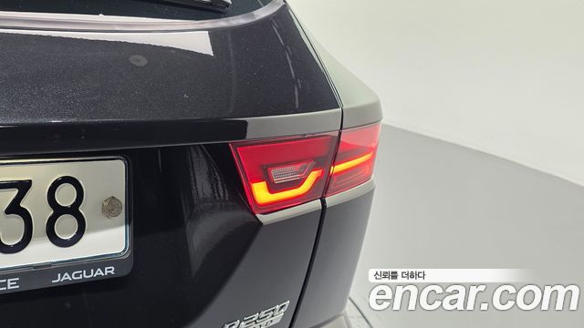 Jaguar E-PACE R250 R-Dynamic SE 2018 — фото 23