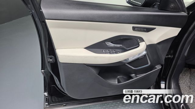 Jaguar E-PACE R250 R-Dynamic SE 2018 — фото 24
