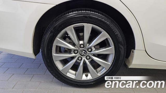 Toyota Camry Hybrid XLE 2016 — фото 5