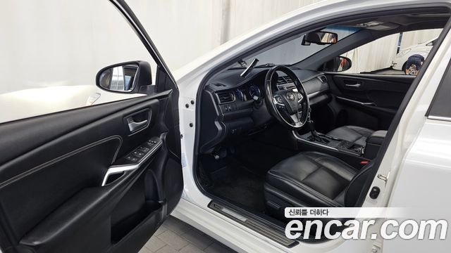 Toyota Camry Hybrid XLE 2016 — фото 10