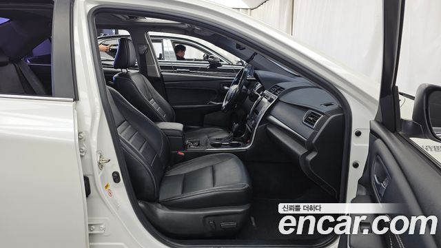 Toyota Camry Hybrid XLE 2016 — фото 11