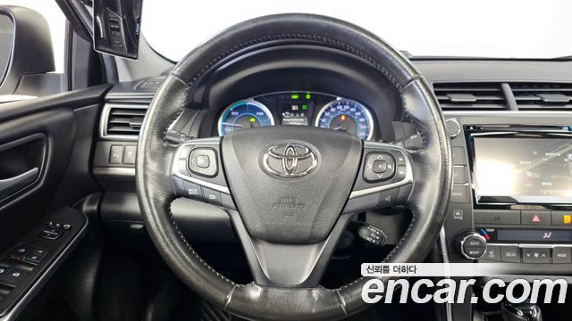 Toyota Camry Hybrid XLE 2016 — фото 13