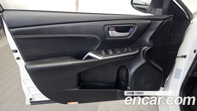 Toyota Camry Hybrid XLE 2016 — фото 24