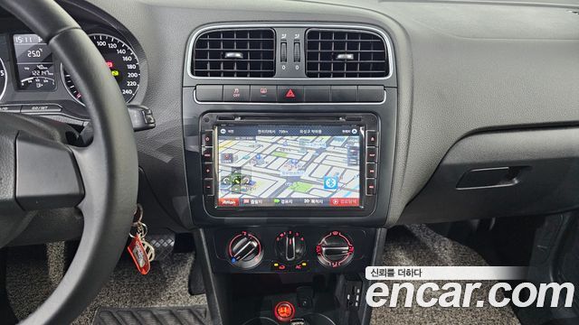 Volkswagen Polo 1.6 TDI R-Line 5th 2014 — фото 17