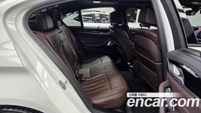 BMW 5 Series (G30) M550i xDrive 2021 — фото 12