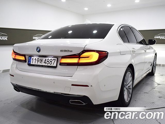 BMW 5 Series (G30) 530e Luxury 2022 — фото 3