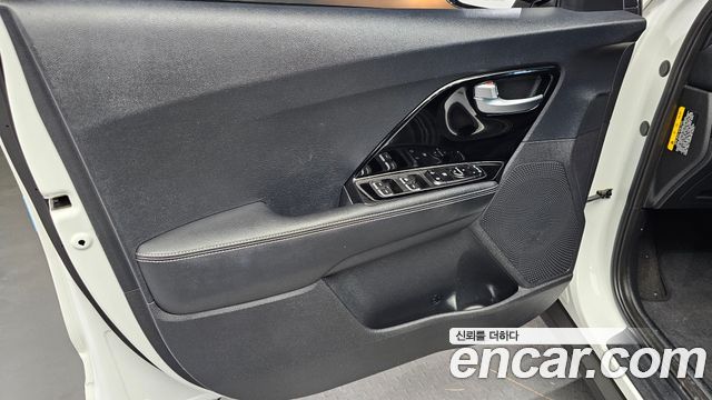 Kia Niro 1.6 HEV Prestige 2020 — фото 24
