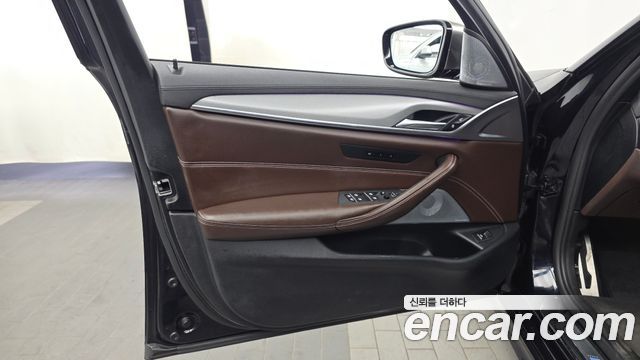 BMW 5 Series (G30) M550d xDrive 2018 — фото 30