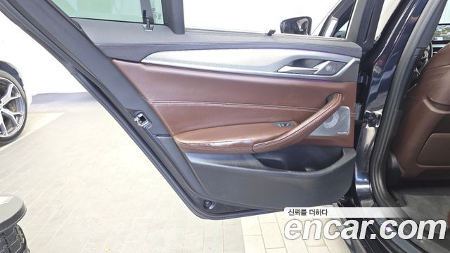 BMW 5 Series (G30) M550d xDrive 2018 — фото 31