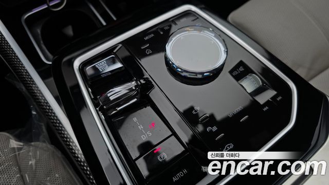 BMW 7 Series (G70) 750e xDrive M Sport 2024 — фото 9