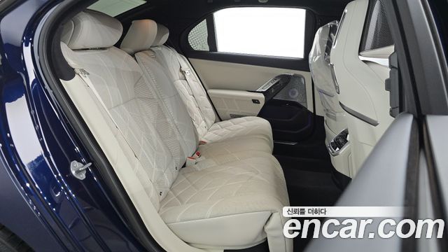 BMW 7 Series (G70) 750e xDrive M Sport 2024 — фото 11