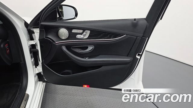 Mercedes-Benz E-Class (W213) E220d 4MATIC AMG Line 2022 — фото 30