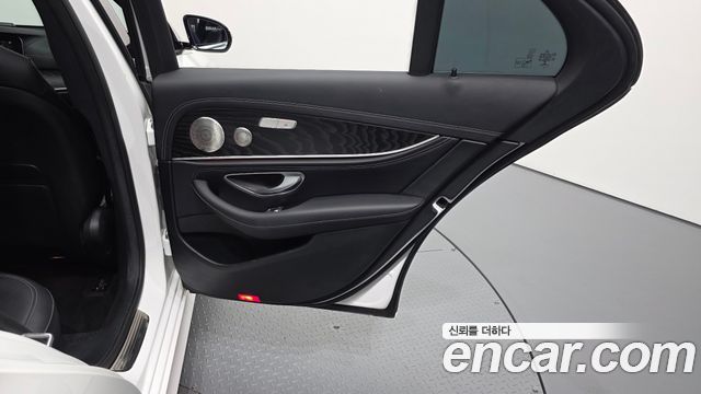 Mercedes-Benz E-Class (W213) E220d 4MATIC AMG Line 2022 — фото 31