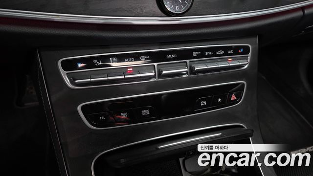 Mercedes-Benz E-Class (W213) E220d 4MATIC AMG Line 2022 — фото 38