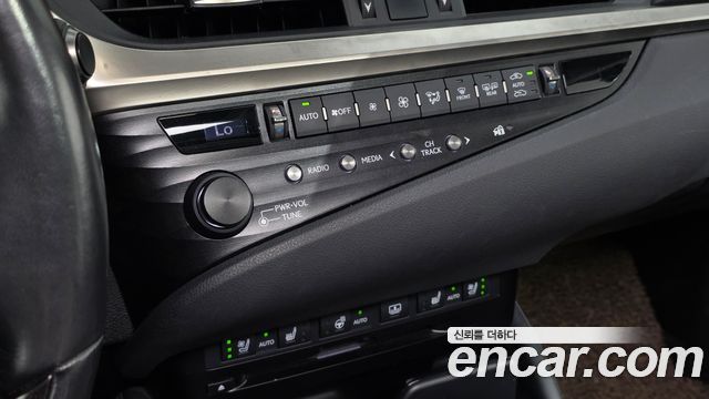 Lexus ES300h (VII) Luxury 2020 — фото 22