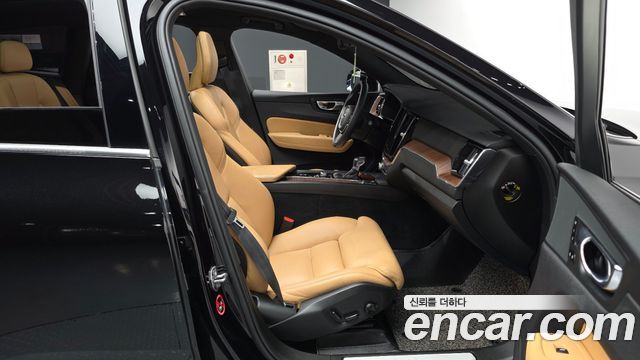 Volvo XC60 (II) D5 Momentum 2019 — фото 11