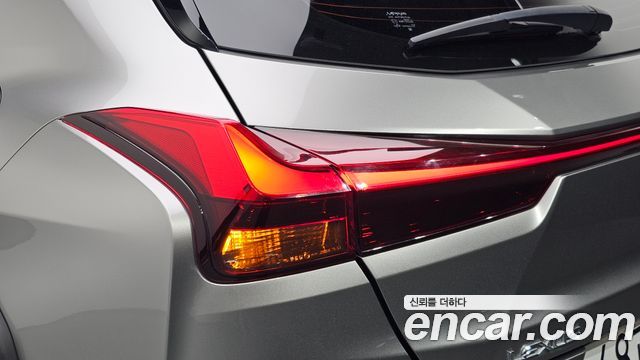 Lexus UX250h 2.0 2WD 2019 — фото 23