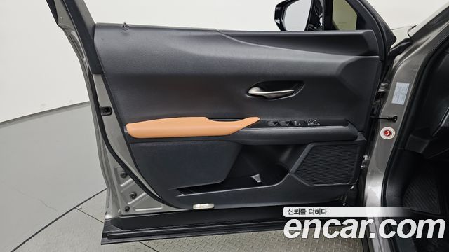 Lexus UX250h 2.0 2WD 2019 — фото 24