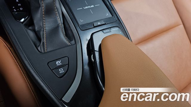 Lexus UX250h 2.0 2WD 2019 — фото 30