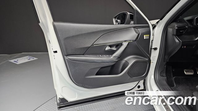 Peugeot e-2008 (II) EV GT 2022 — фото 24