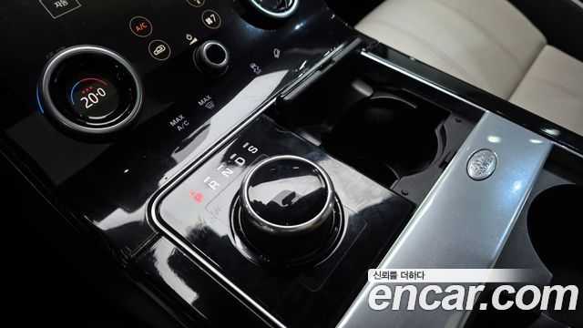 Land Rover Range Rover Velar 3.0 D300 R-Dynamic SE 2018 — фото 9
