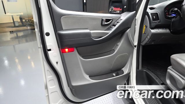 Hyundai Grand Starex Van 3-Seater Smart 2021 — фото 25
