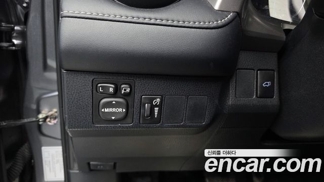 Toyota RAV4 2.5 4WD Hybrid 4th 2018 — фото 35