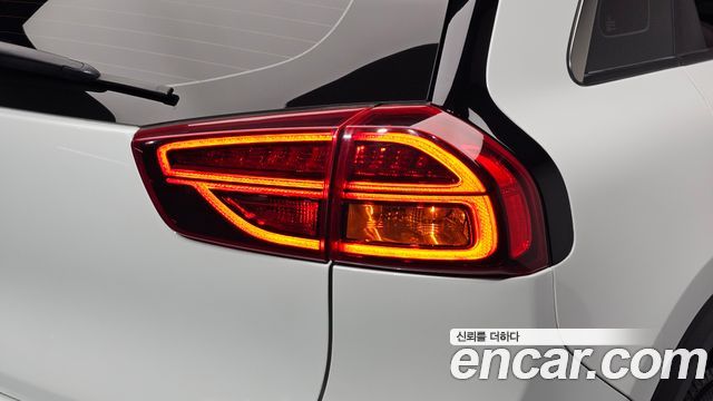 Kia Niro 1.6 HEV Signature 2022 — фото 23