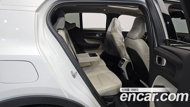 Volvo XC40 B4 Ultimate Bright 2023 — фото 11