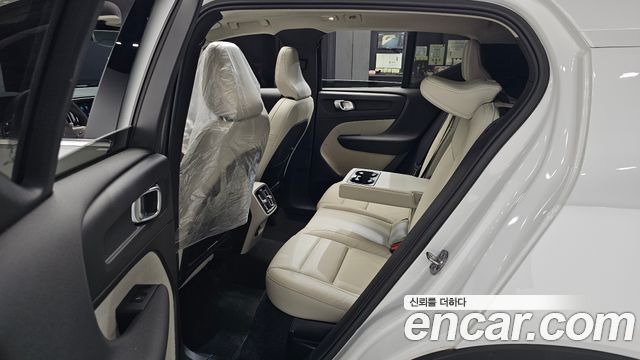 Volvo XC40 B4 Ultimate Bright 2023 — фото 12