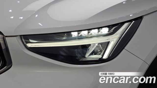 Volvo XC40 B4 Ultimate Bright 2023 — фото 22