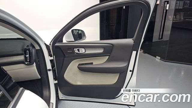 Volvo XC40 B4 Ultimate Bright 2023 — фото 24