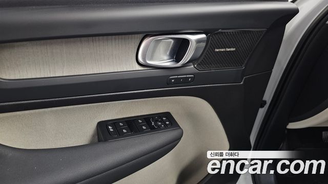 Volvo XC40 B4 Ultimate Bright 2023 — фото 30