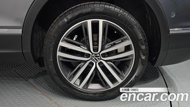 Volkswagen Tiguan Allspace 2.0 TSI Prestige 2023 — фото 21