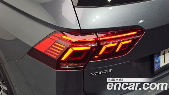 Volkswagen Tiguan Allspace 2.0 TSI Prestige 2023 — фото 23