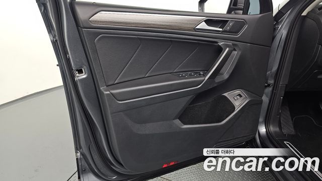 Volkswagen Tiguan Allspace 2.0 TSI Prestige 2023 — фото 24