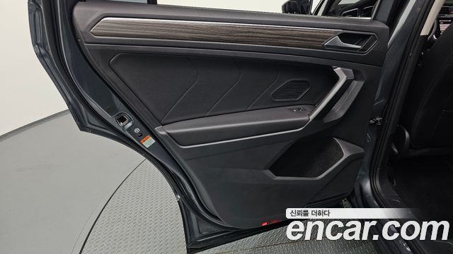 Volkswagen Tiguan Allspace 2.0 TSI Prestige 2023 — фото 25