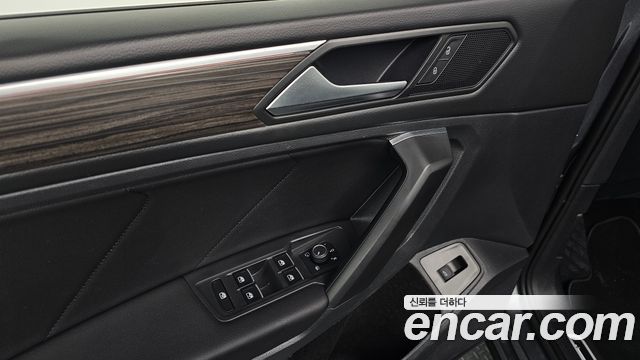 Volkswagen Tiguan Allspace 2.0 TSI Prestige 2023 — фото 31