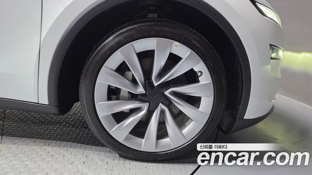 Tesla Model Y Long Range AWD 2025 — фото 21