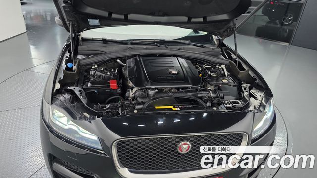 Jaguar F-PACE 20d Prestige 2019 — фото 6