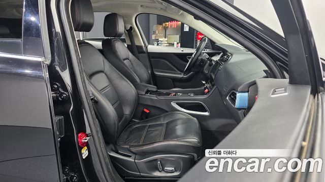 Jaguar F-PACE 20d Prestige 2019 — фото 11