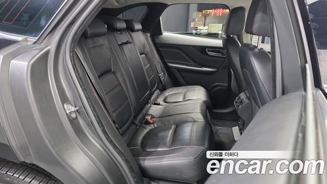 Jaguar F-PACE 20d Prestige 2019 — фото 12