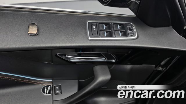 Jaguar F-PACE 20d Prestige 2019 — фото 29